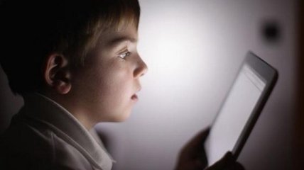 Британские дети читают книги на планшете