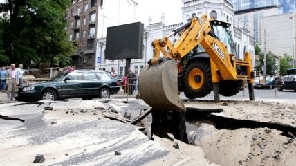 ЧП в Киеве: провалился асфальт на проезжей части (Фото, Видео)