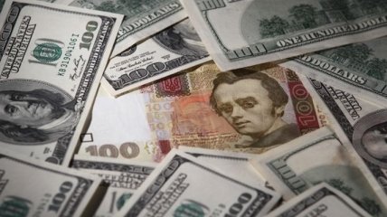 НБУ: Официальная гривня за год подешевела к доллару на 5%