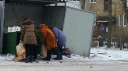 "Путин нас до этого довел": учительница русского собирает еду с мусорных баков из-за маленькой пенсии (видео)