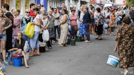 Обстановка в Луганске: Люди стоят за хлебом в огромных очередях