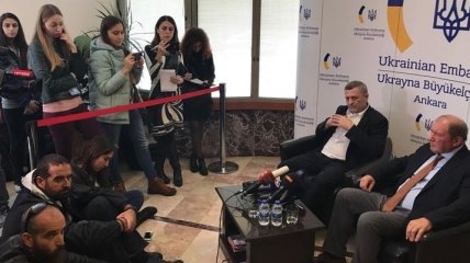 Умерова и Чийгоза провели на самолет в Киев