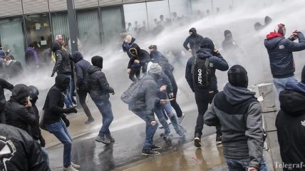 Полиция Брюсселя применила водометы для разгона марша против участников протеста