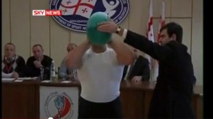 Дзюдоист Джемал Ткешелашвили разрывает грелки носом (Видео)