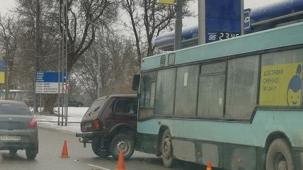 В Харькове автобус протаранил легковушку: момент ДТП попал на видео