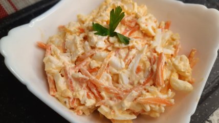 Салат с морковью по-корейски, сыром и яйцами