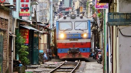 Железная дорога в Ханое, проходящая между домами (Фото)