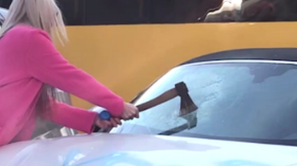 В Киеве блондинка изрубила топором Porsche за $100 тысяч: появилось продолжение 