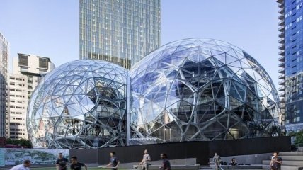 С любовью к сотрудникам: компания "Amazon" открыла необычный тропический офис