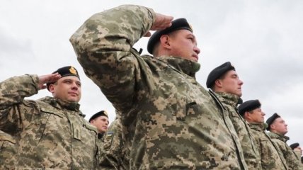 Турчинов выступает за повышение зарплаты военным 