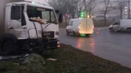 На Оболони в Киеве серьезная авария с микроавтобусом и пострадавшими (фото и видео)