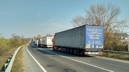Очередь на словацкой границе растет: под Ужгородом стоят 500 грузовиков