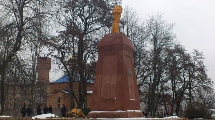 По делу о разрушении памятника Ленину были задержаны 12 человек