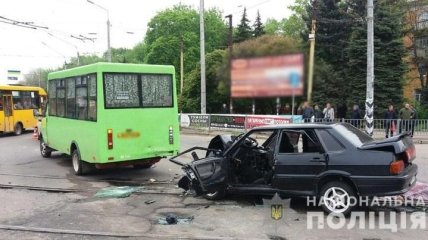 В Краматорске столкнулись маршрутка и легковушка: погиб военный 