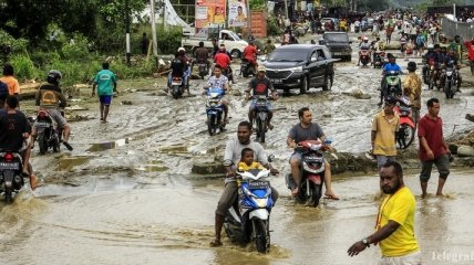 Жертвами наводнений и оползней в Индонезии стали уже 17 человек