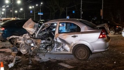В Киеве Chevrolet протаранил две машины и маршрутку: водителя вырезали спасатели