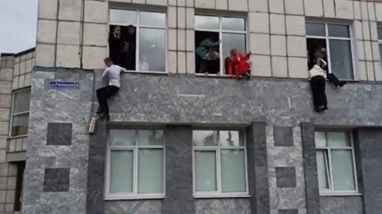 Студенти рятувалися, вистрибуючи з вікон