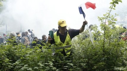 Во Франции на протесты "желтых жилетов" вышли 19 тысяч человек