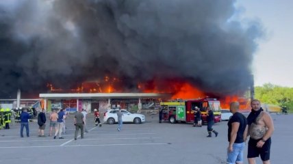 Торговий центр у Кременчуці палає після ракетного удару