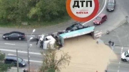 В Киеве перевернувшийся грузовик песка парализовал движение: фото, видео и карта пробок