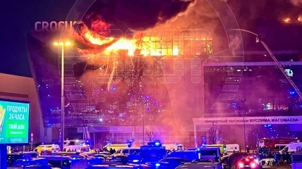 Пожар в концерт-холле до сих пор не могут потушить