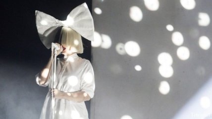 Sia представила второй в этом году хит "Saved My Life"