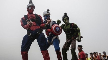 Халк, Спайдермен и Капитан Америка совершили прыжок с башни в Малайзии (Фото)