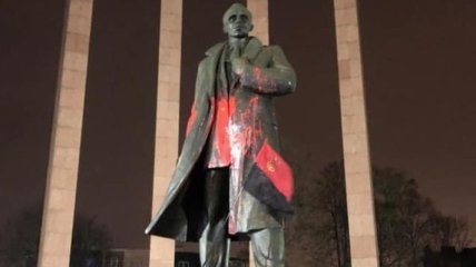 Во Львове неизвестные облили краской памятник Бандере, полиция завела дело (фото)