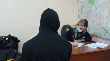 В Харькове подросток помочился на рельсы метро: в полиции он уже не был таким дерзким (видео)