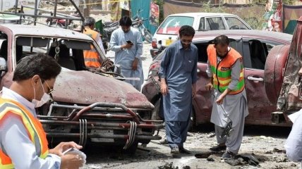 В Пакистане террористы взорвали полицейский фургон: 20 погибших