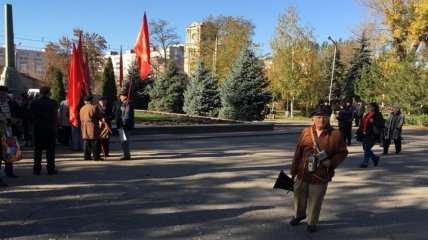Пенсионеры в Запорожье отметили годовщину Октябрьской революции