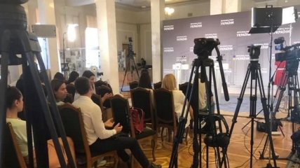 Журналисты каналов Медведчука теперь не смогут работать в Раде: принято решение