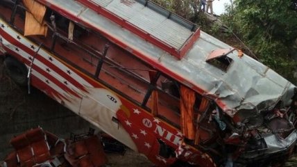 В Индии автобус протаранил две машины, погибло 17 человек