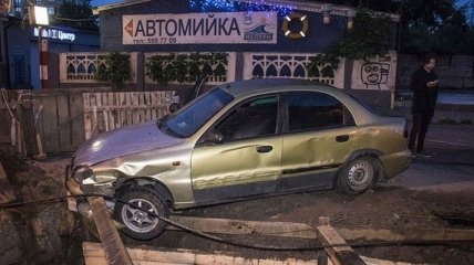 В Киеве автомобиль въехал в строительный котлован: видео