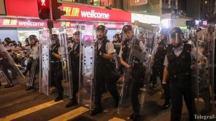 Полиция Гонконга разгоняла протестующих дубинками и перцовым спреем