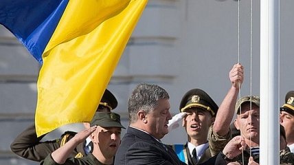 На Софийской площади торжественно подняли флаг Украины