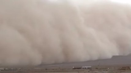 В плену песка: в Иране песчаная буря накрыла древний город (Видео)
