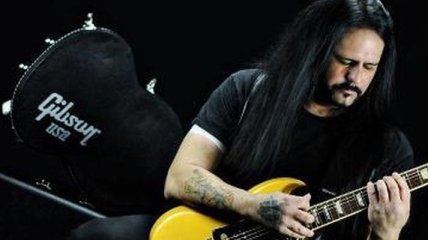 Гитарист Ministry умер на сцене