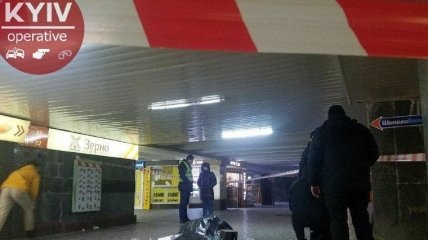У метро в самом центре Киева случилась поножовщина, есть жертва: детали и фото