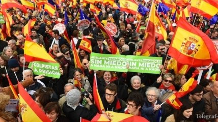 Десятки тысяч людей в Испании вышли протестовать против диалога с сепаратистами