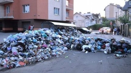 Во Львове в знак протеста жители заблокировали отходами одну из улиц