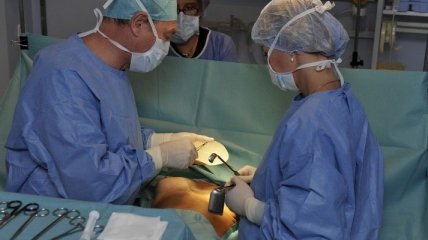 Британские врачи требуют законодательно защитить понятие "хирург"