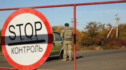 В контрольных пунктах на Донбассе в очереди застряли 165 авто