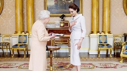 Елизавета II наградила Анджелину Джоли почетным титулом 