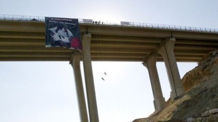 В Твери 135 человек одновременно прыгнули с моста