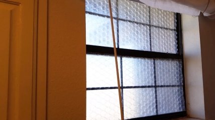 Два способа утеплить окна пленкой: как сделать это самому и какую пленку можно использовать