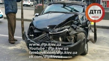 Водитель посольства Азербайджана в Киеве разбил два авто: есть пострадавшие