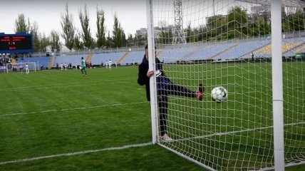 В чемпионате Украины болельщик проник на поле во время матча и начал забивать голы (видео)