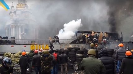 В сети появилось ранее неопубликованное видео мощного взрыва на Майдане