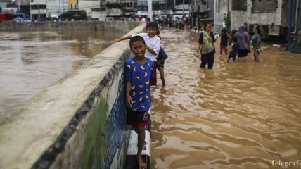 В Индонезии во время наводнения погибли более 10 школьников, еще один пропал